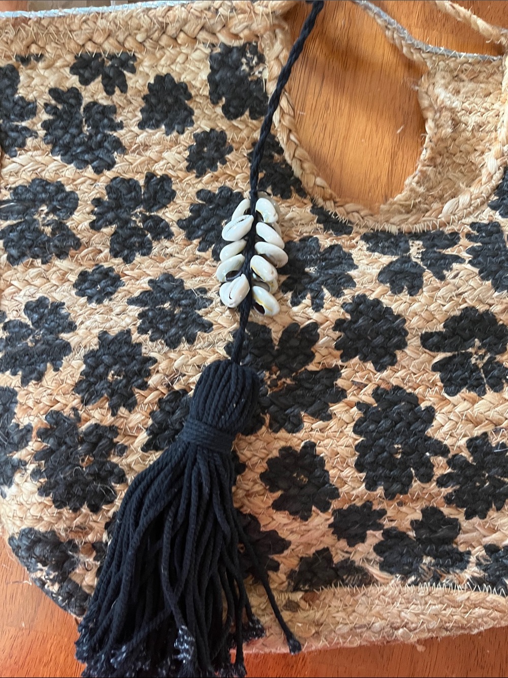 Large Tan & Black Woven floral Jute Floral Bag w/black tassel cowrie shells. - Picture 8 of 11